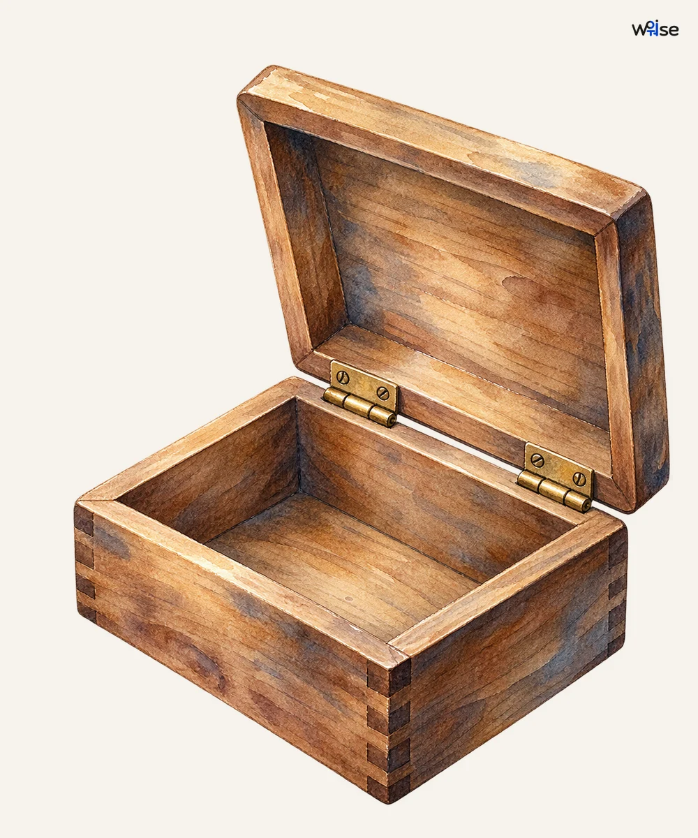 열린 나무 상자의 경첩과 나사가 뚜껑의 작동을 드러내 디자인의 기능성을 보여 준다